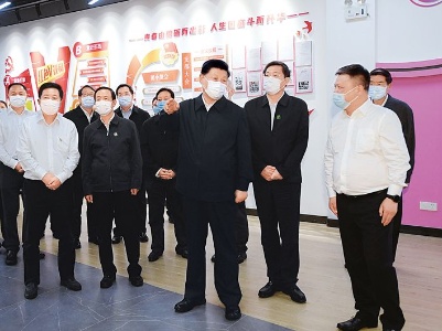 毫不动摇坚持和加强党的全面领导
