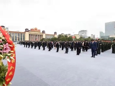江西省举行向人民英雄敬献花篮仪式