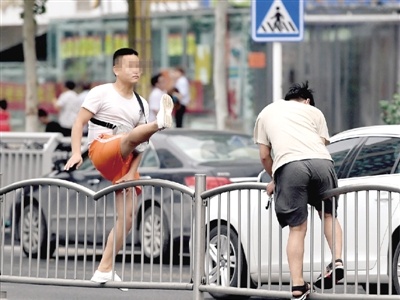 南昌今年已纠正、处罚688起翻越护栏行为 举报有奖励