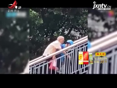 外卖小哥送餐途中背老人过天桥