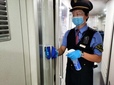 加强列车消毒 做好疫情防控工作