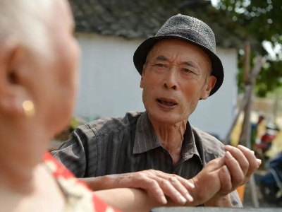 你若不离，我必不弃！南昌县76岁老人守望照顾瘫痪妻子13年