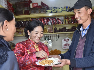 西藏：民族团结之花开遍狮泉河畔