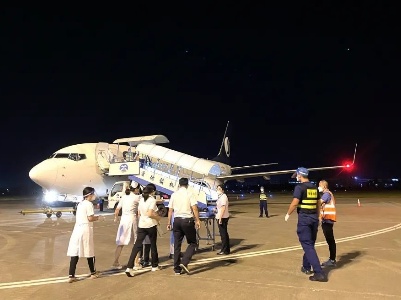 旅客在飞机上口吐白沫 景德镇机场紧急开辟“生命绿色通道”