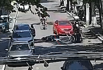 男子骑车出车祸被碾  因戴头盔挽回一命