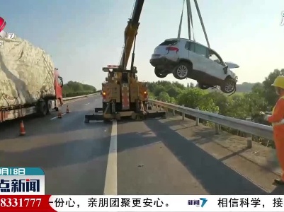 超车操作不当 车辆飞出高速