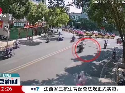 上犹：学生手指被夹 交警及时送医