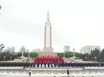 江西省举行向人民英雄敬献花篮仪式 刘奇易炼红出席