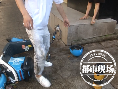南昌船山路与上塘塍上支巷交叉路口油污满地 不到半个小时近10人摔倒