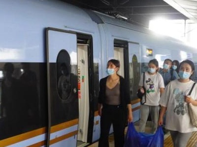 国庆火车票明起开抢 多地强调假期不许大规模聚集