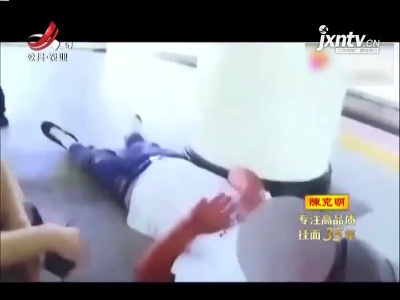 散酒禁止带上火车 男子当场喝光醉倒站台