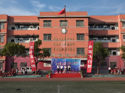 无人机表演进校园 学子体验科技魅力