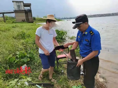 在赣江沿岸违规钓鱼 南昌不少钓鱼人员被劝离！暂扣渔具