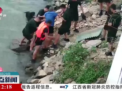 老人不慎落水 武警官兵紧急救援