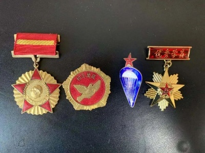 “爷爷，我来了！我替您来看战友了！”