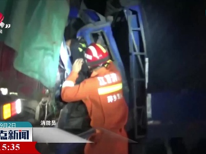 车祸现场驾驶员意识模糊 消防员：“别睡！”