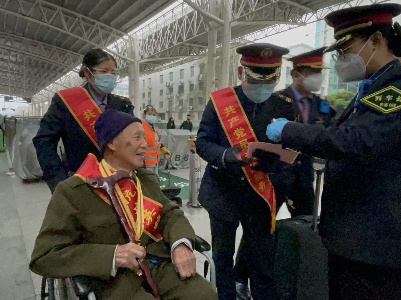 南昌车站：热情服务 帮助老英雄回家