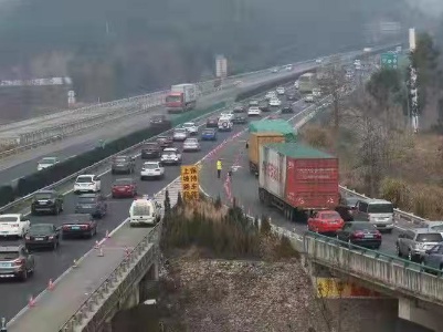 江西等地返程客流高峰显现 公路铁路民航等部门加强保障
