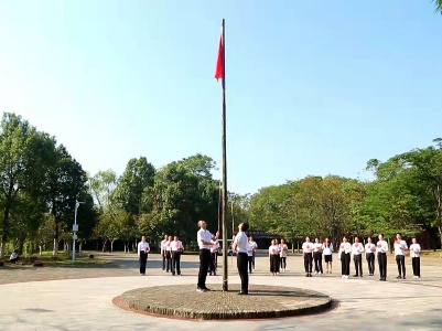 江西等地举行隆重的升国旗仪式，庆祝中华人民共和国成立72周年