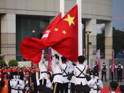 国庆第一天，香港大街小巷披上了“中国红”