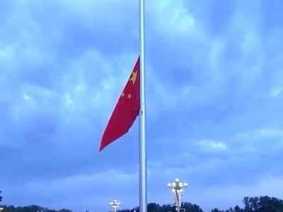数万名群众观看天安门广场国庆升旗仪式——国旗下话党恩