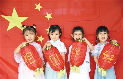 “到处可见的‘中国红’，是最美的色彩”——网友热烈庆祝中华人民共和国成立72周年