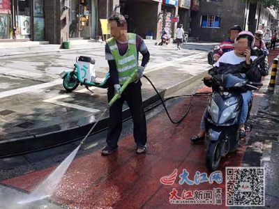 市民被污水溅到脸上、衣服上 南昌环卫冲洗路面能否错开高峰时