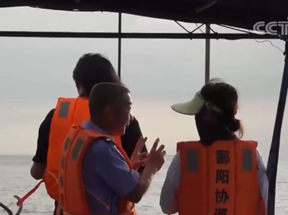 鄱阳湖水位缓降 江西加强巡护江豚核心保护区