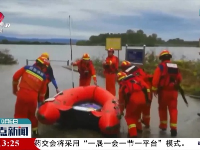丹东一景区32人被困水中 消防紧急救援