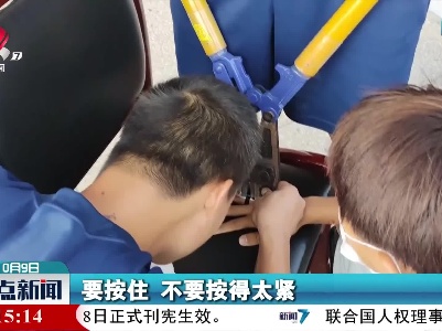 男孩手指被卡 消防及时救援