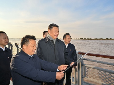 习近平在山东东营考察黄河入海口