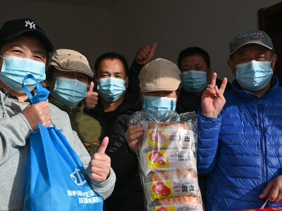 额济纳旗：农牧民制备食物送滞留游客