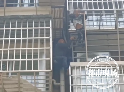 江西一男童在5楼身体悬空……