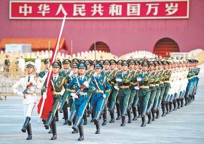 鲜亮“中国红” 激扬爱国情（祖国颂·同升一面旗）
