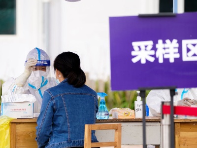 哈尔滨开展多轮全员核酸检测控制疫情蔓延