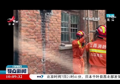 一岁孩子被锁屋内 消防员爬窗营救