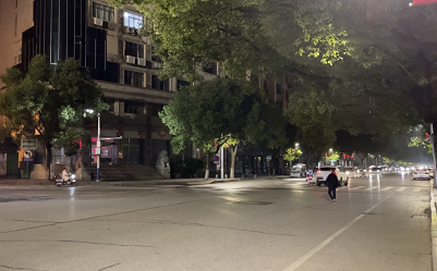 江西上饶：提升改造滨江路路灯 照亮市民夜晚回家路