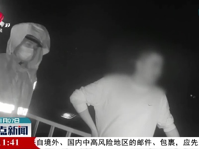 男子酒驾被查弃车而逃 与交警上演赛跑