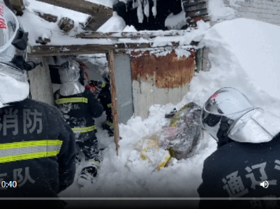 积雪致板棚坍塌 消防员“打洞”解救被困老人