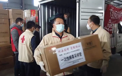 上饶市红十字会联合爱心企业向铅山县捐赠防疫物资