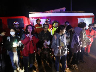 12名“驴友”被困深山 浮梁消防7小时冒雨救援