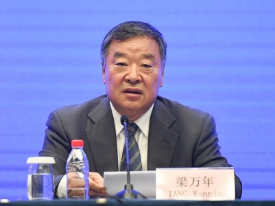 热点面对面丨“以最小的社会成本获取最大的防控成效”——访国家卫健委新冠肺炎疫情应对处置工作领导小组专家组组长梁万年 