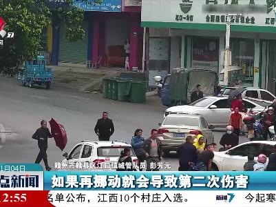 女子被卷入车底 众人合力抬车救人