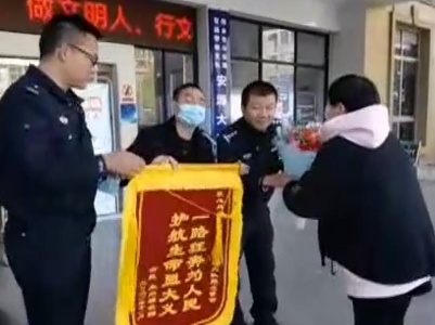 萍乡：七旬老人突发疾病 交警、巡警护送就医