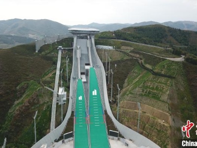 不同于国外依山就势修建滑道，“雪如意”为何将赛道架在山谷里？