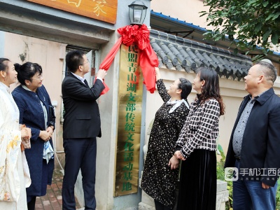 民盟青山湖区支部盟员走进灵香坊体验手工制香