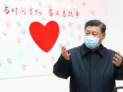 “什么叫人民至上？这么多人围着一个病人转，这真正体现了不惜一切代价。”