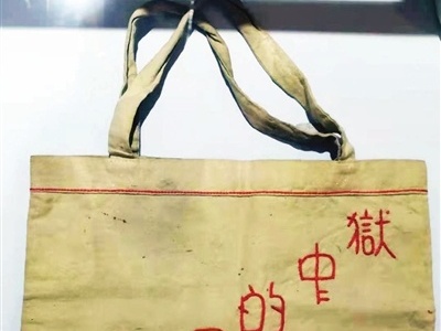 “双面”小书包：一面刚烈 一面柔情