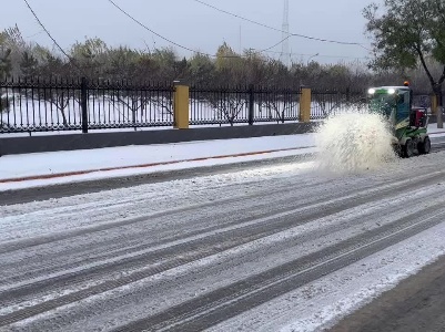 连夜作业！北京环卫凌晨出动多功能机械除雪车辆除雪 确保出行安全