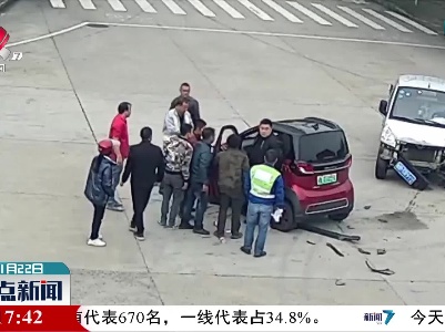 只用40秒 路人合力将翻车司机救出